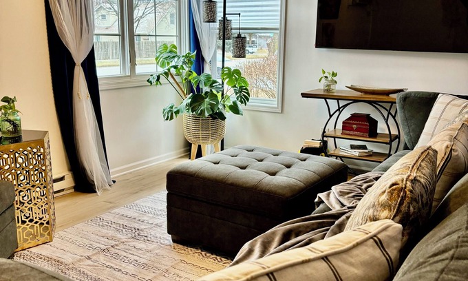 Aurora House | Charming 2-bedroom house with Feather Theme , WiFi in excellent Aurora