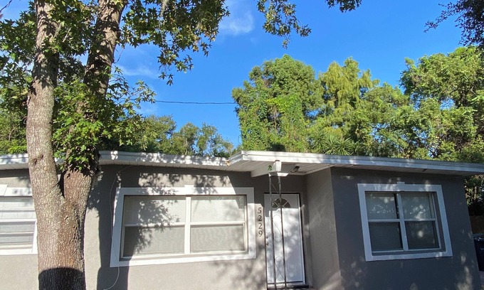 Northeast Orlando House | Charming 2-bedroom lakefront bungalow in Orlando