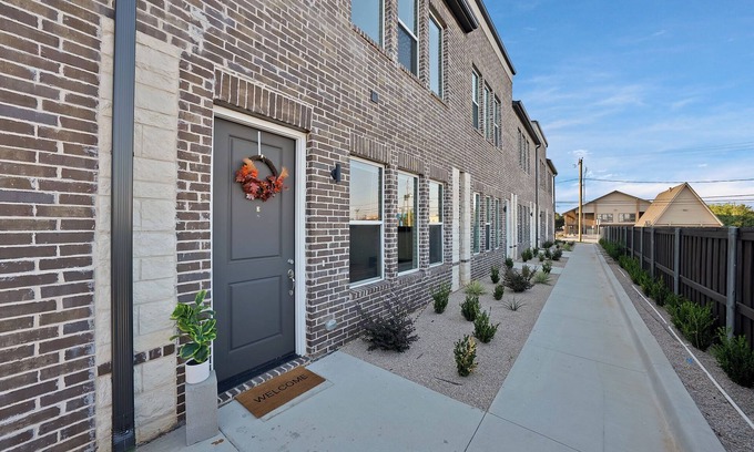 Central Arlington House | Charming 2-bedroom townhome Near AT&T Stadium in Arlington