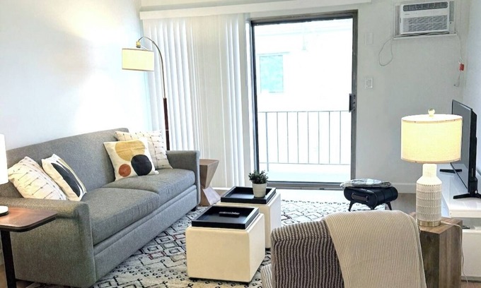 East Hollywood Apartment | Charming 2-bedroom apartment with WiFi, AC in lovely Los Angeles