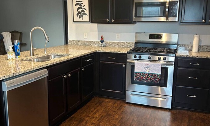 Conroe House | Charming 2-bedroom house in wonderful Roman Forest with AC