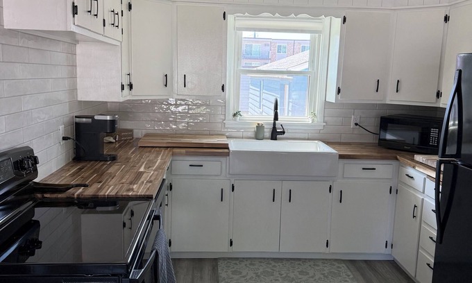 Sioux Falls House | Charming 2-bedroom one level house, close to Sherman Park, zoo and downtown!