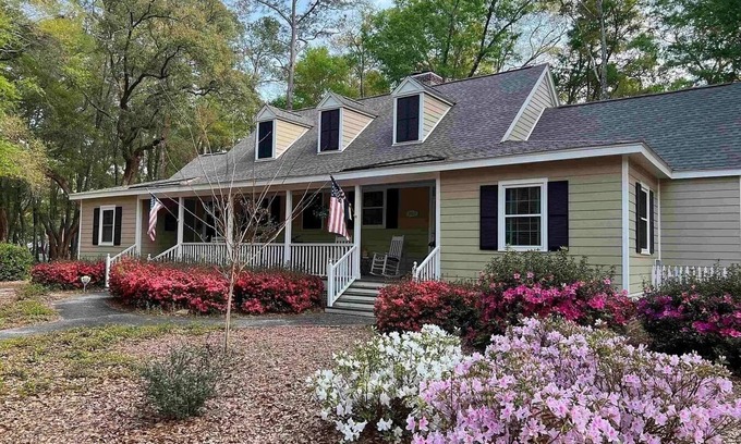 Murrells Inlet Cottage | Charming 2 BR cottage, set in Live Oak Grove in Gated WPC, Murrells Inlet, Pets