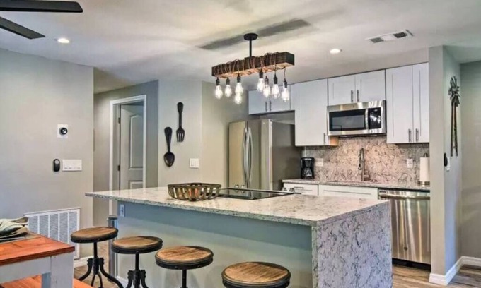 South Bradenton Condo | *Charming 2bed 2 bath 6 mins from IMG*