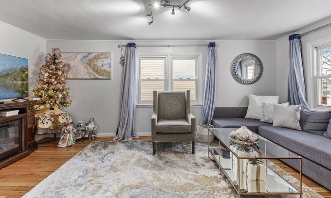 Hopkins House | Charming 2Br House! Remodeled! Wi-Fi, SmartTV, W/D.