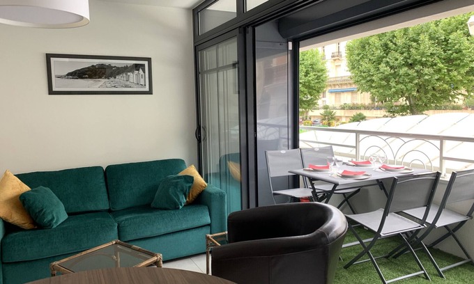 Arcachon Apartment | Charming 2BR in Central Arcachon with Parking, WiFi & Balcony