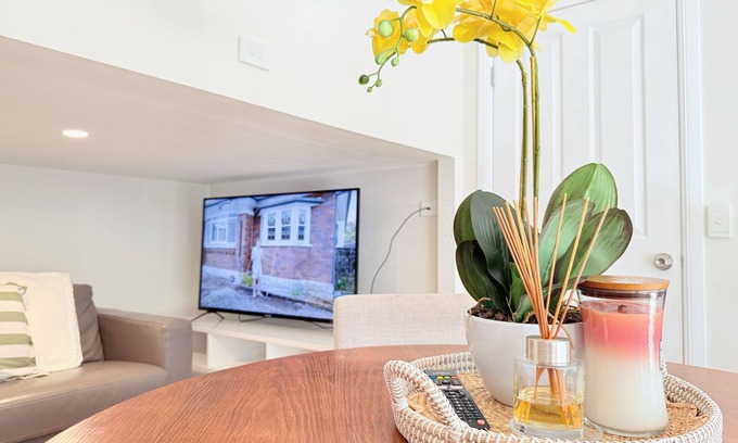 Paddington House | Charming 2BR with Yard&Parking