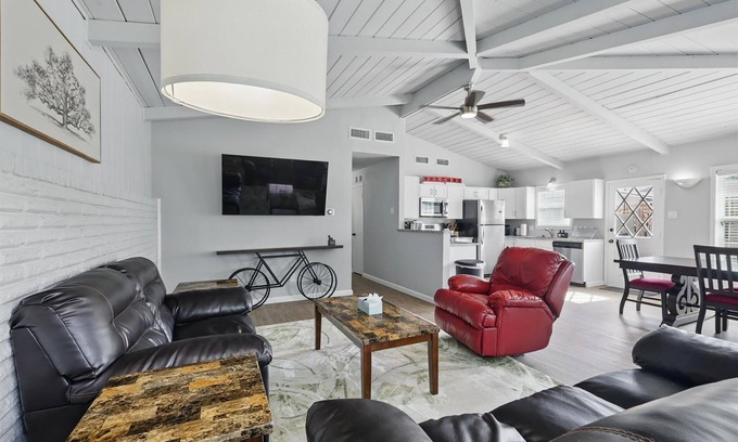 Richardson House | Charming 3-Bed/2-Bath Hidden Gem w Yard (Sleeps 6)
