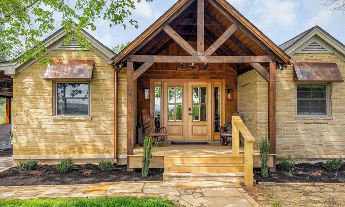 Sparta Cottage | Charming 3-bed 3-bath, country cottage, fully renovated, on the edge of town.