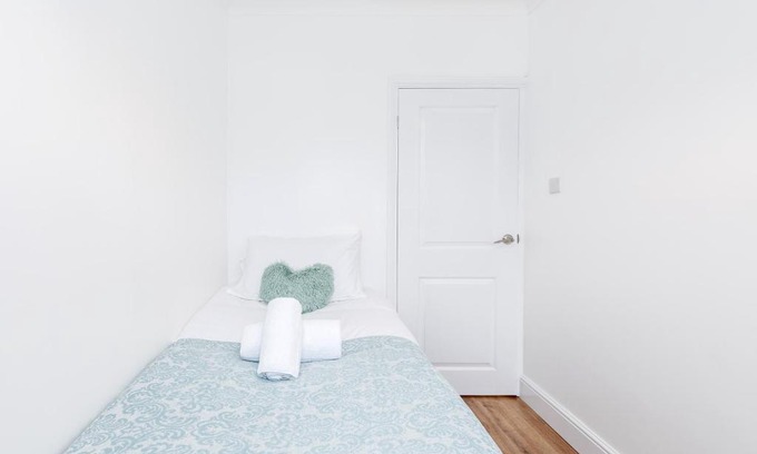 Havering Apartment | Charming 3-Bed Apartment in Romford