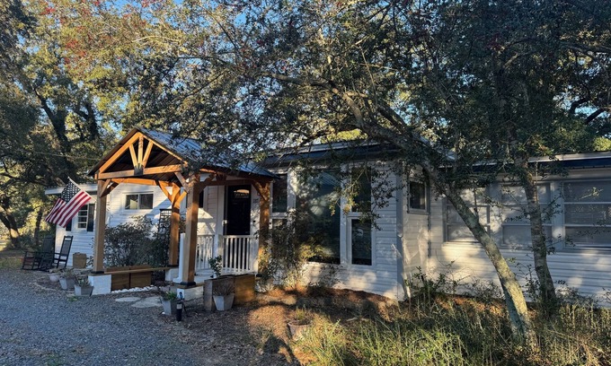 Shallotte Cottage | Charming 3 bed cottage on Saucepan Creek near Ocean Isle beaches!