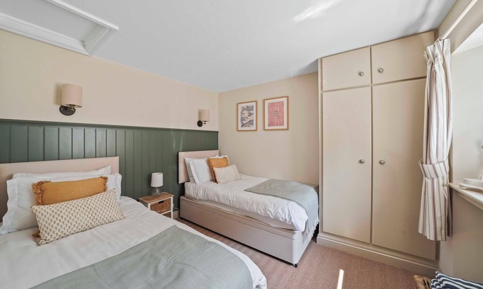 Salcombe House | Charming 3-bed with stunning estuary views.