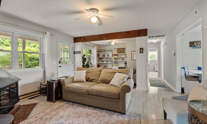 Rehoboth Beach Cottage | Charming 3-bedroom cottage with AC, WiFi and more in Rehoboth Beach