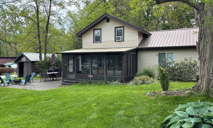 Pulteney Cottage | Charming 3 bedroom, 1.5 bathroom cottage;WiFi, AC, steps to the water, dock slip