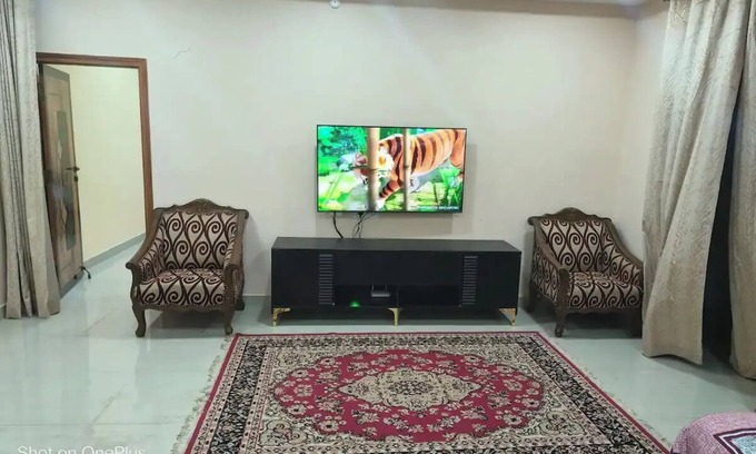 Hyderabad House | Charming 3-bedroom building with WiFi and AC in awesome Hyderabad