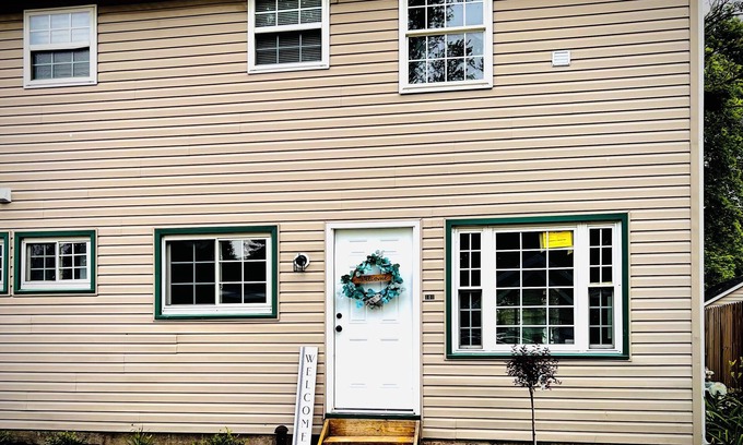 Edinboro House | Charming 3-bedroom bungalow in delightful Edinboro with AC, WiFi