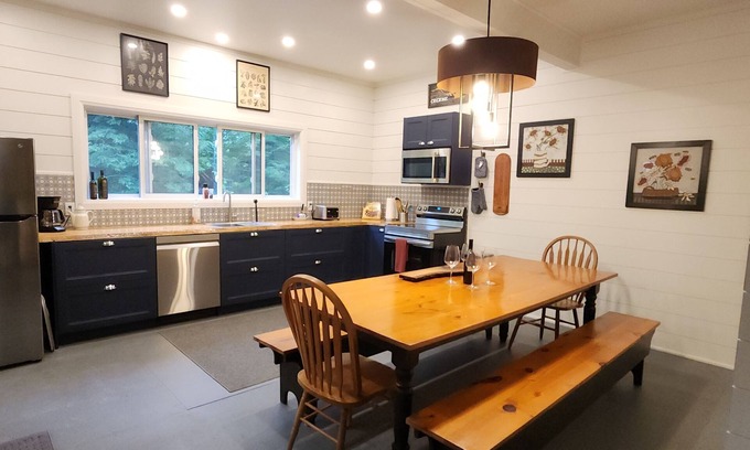 Burk's Falls Cottage | Charming 3-bedroom cottage on beautiful Lake Cecebe, swimming, boating, fishing