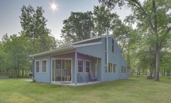 Webster Cabin | Charming 3-bedroom cabin with AC and WiFi in tranquil Webster