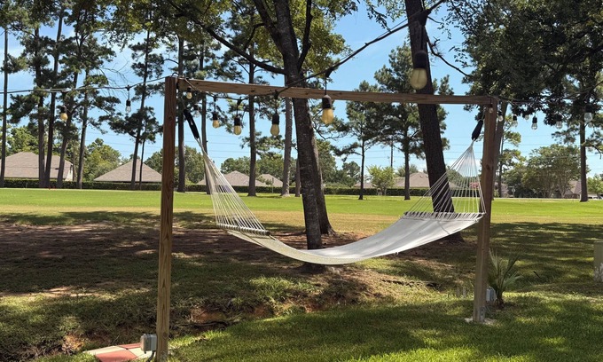 Walden on Lake Conroe House | Charming 3-bedroom house in Lake Conroe, community pool and gym.