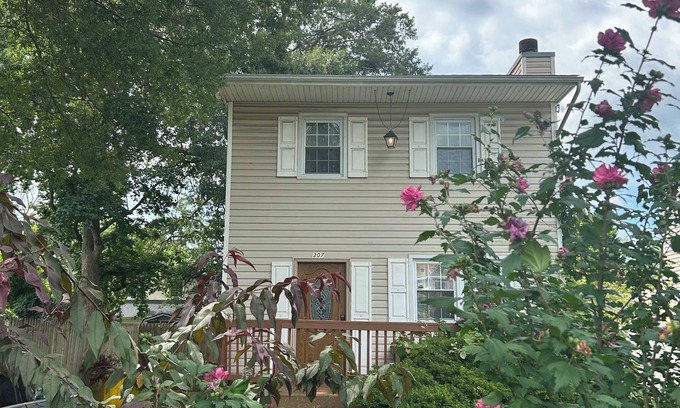 Edgewater House | Charming 3-bedroom house with AC, WiFi in tranquil Edgewater on the bay .