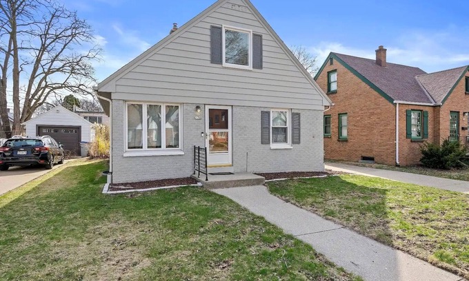 West Allis House | Charming 3-bedroom house Close to All in Milwaukee