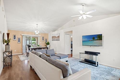 Palm Coast House | Charming 3-bedroom house & WiFi - Spotless Villas