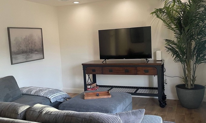 Modesto House | Charming 3-bedroom house with WiFi, AC in Modesto