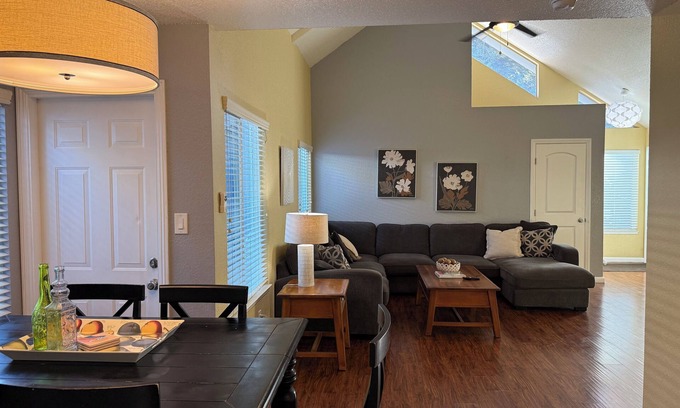 Modesto House | Charming 3-bedroom house in delightful Modesto with AC