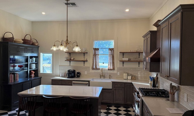 Cuero House | Charming 3-bedroom house with WiFi and AC in Cuero