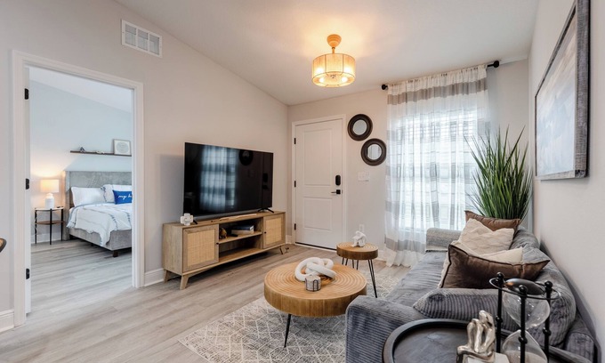 Ocala House | Charming 3-bedroom house in Ocala with WiFi and AC. 5 mins to WEC and Downtown.