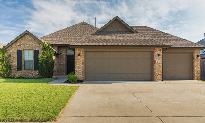 Yukon House | Charming 3-bedroom house in Yukon with indoor fire place