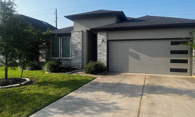 Katy House | Charming 3-bedroom house with Pool, WiFi and AC in delightful Katy