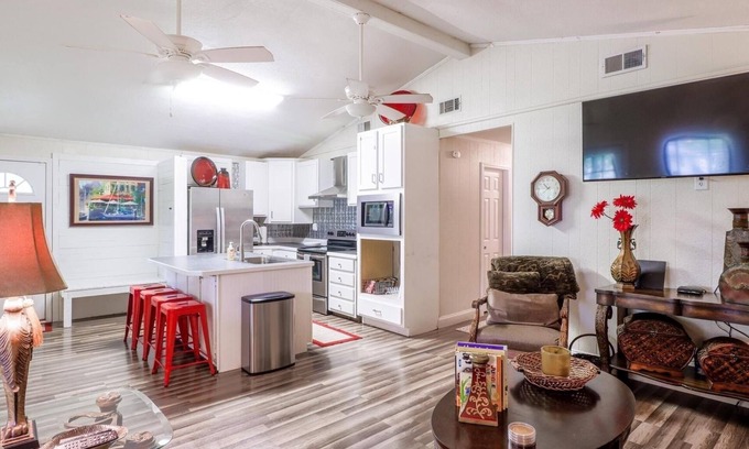 Moss Point Cabin | Charming 3-bedroom lodge with AC and WiFi in Moss Point