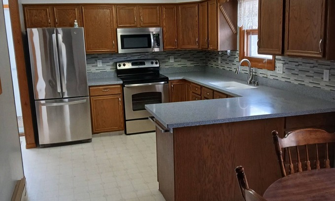 Pick City House | Charming 3-bedroom Lake House with AC, WiFi in terrific Pick City