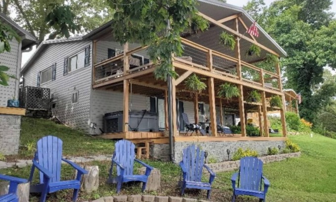 Rutledge House | Charming 3-bedroom Lakehouse . Boat Slip, with Pontoon option .
