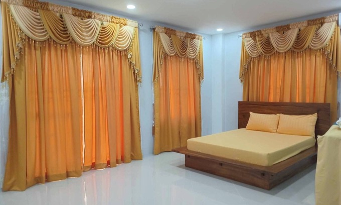 Tarlac House | Charming 3-bedroom house with AC, WiFi. Sleeps 13.