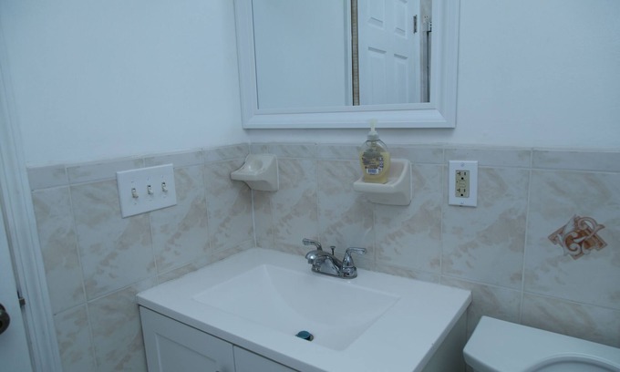 Lower Vailsburg Apartment | Charming 3-bedroom Urban Escape with AC and WiFi near Newark Airport