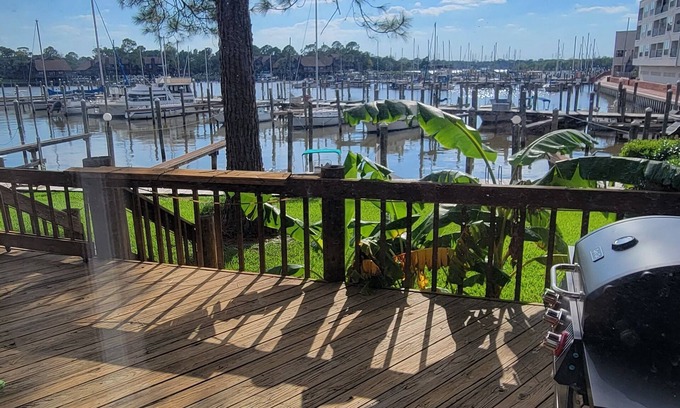 League City House | Charming 3-bedroom waterfront townhome with WiFi and AC in wonderful League City