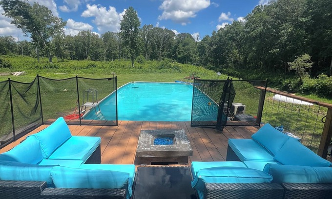 Pikeville House | Charming 3-BR Cabin/House, Pool, creek, 35Acres with Fiber Internet in Pikeville