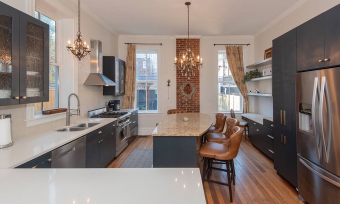 Lafayette Square House | Charming 3 BR historic home walking distance from Lafayette Park