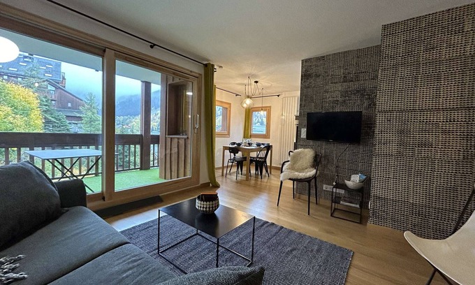 Meribel Centre Apartment | Charming 3-Room Apartment for 4/5, Central Méribel, Near Slopes, Pool, Parking