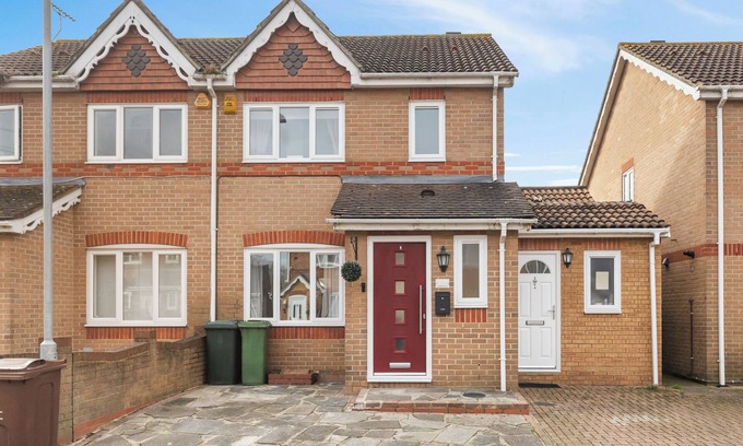 Thames House | Charming 3BR House in London Zone 4 Train🚆Boat 🚢 10 mins walknFamily-Friendly