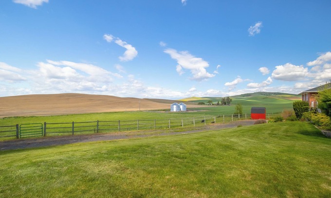 Whitman County House | Charming 4 bedroom, 3 bathroom Brick Home located on 3 rural acres.