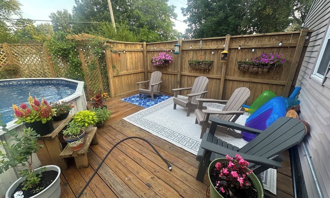 Washington House | Charming 4 Bedroom, Fire Pit, Outdoor Projector, Heated Pool, Close to Downtown