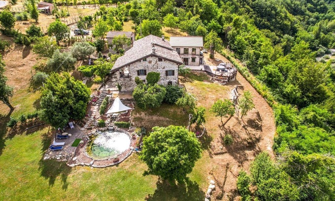 Pontremoli House | Charming 4-bedroom farmhouse in enchanting Tuscany close to mountains and sea.