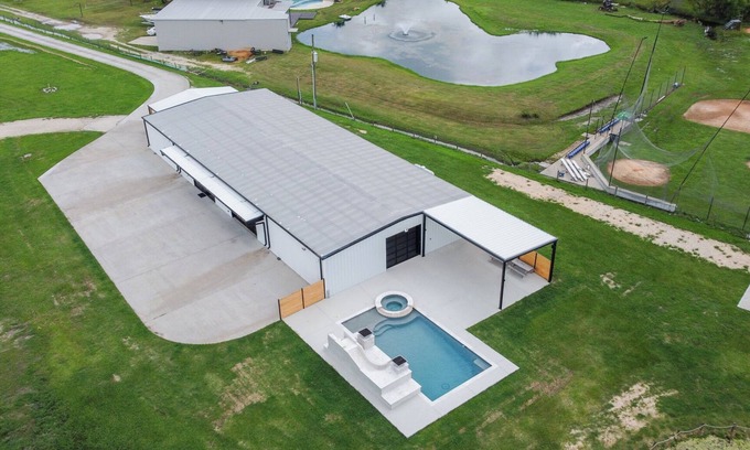 Alvin Other | Charming 4-bedroom farmhouse in Alvin with Pool & Pond!