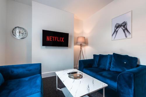 Southampton House | Charming 4 Bedrooms-Sleeps 8-Long Term Disc-Driveway