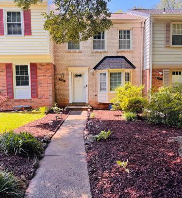 Annandale House | Charming 4BR 4BA Townhouse In Annandale, VA