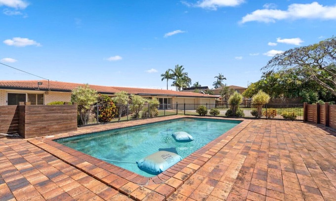 Robertson House | Charming 4BR House w/Pool& Parking near Sunnybank