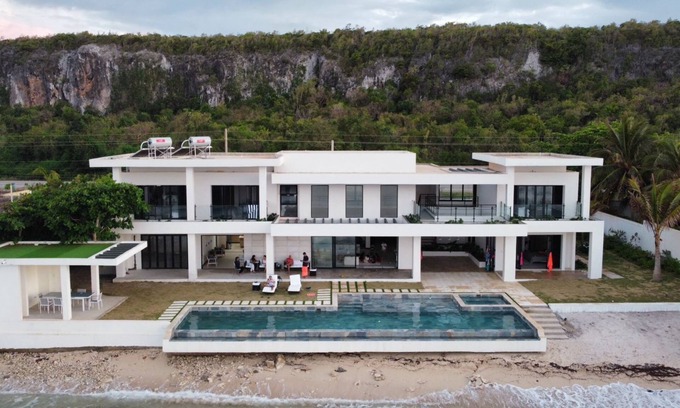 Discovery Bay Villa | Charming 5-bedroom Ocean front villa in Discovery Bay.n